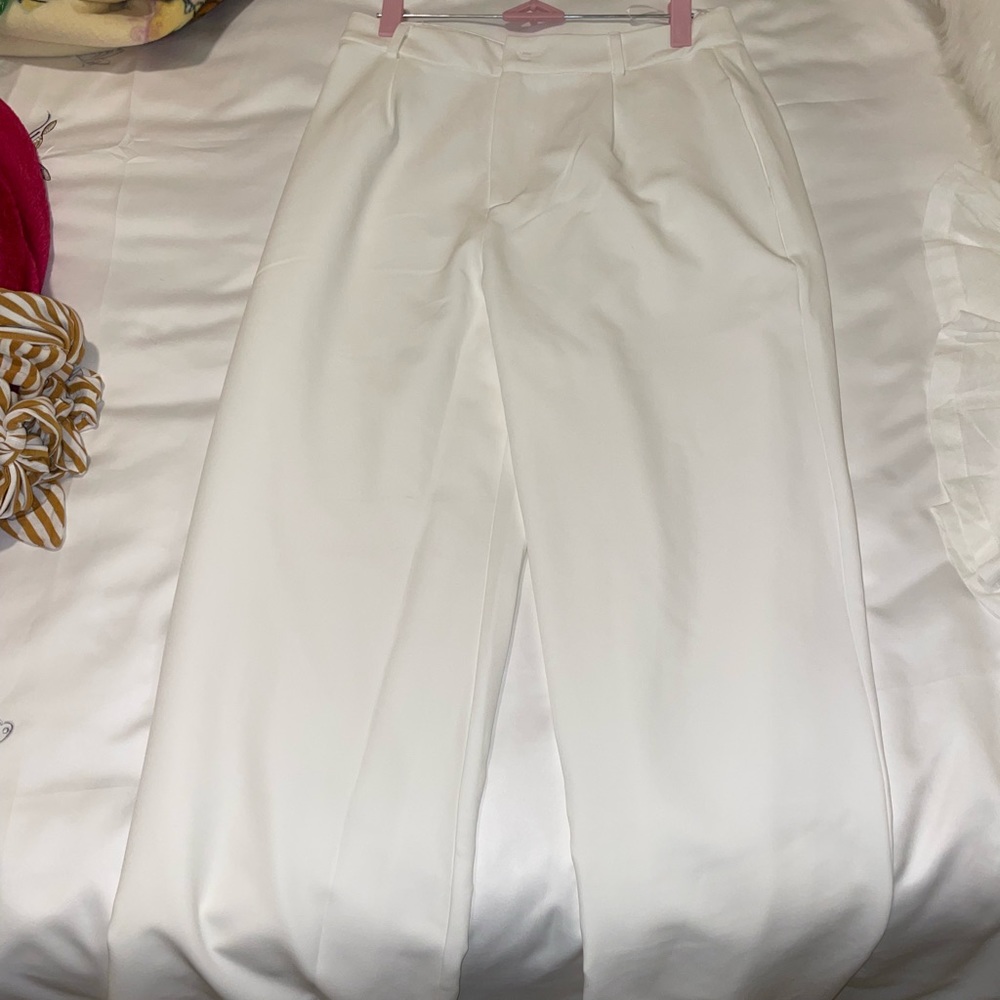 Kittenish white pants - Picture 2 of 3
